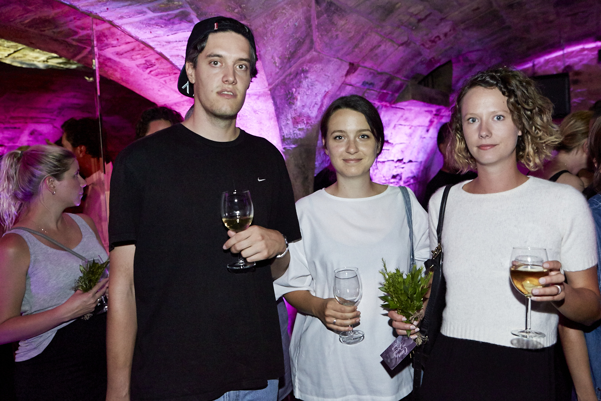 Coeur de pirate lance son nouvel album Roses dans l'étrange bar Félix