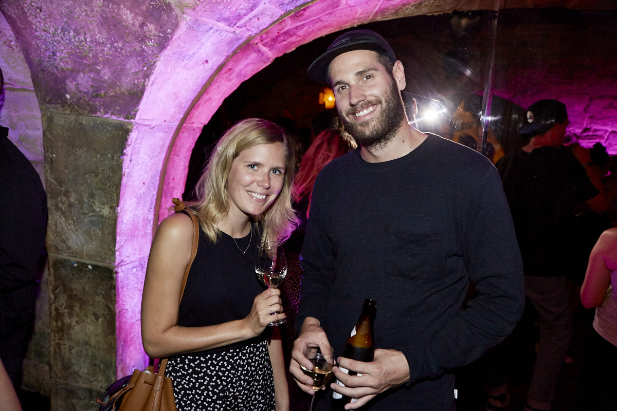 Coeur de pirate lance son nouvel album Roses dans l'étrange bar Félix