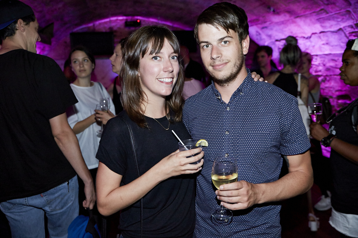 Coeur de pirate lance son nouvel album Roses dans l'étrange bar Félix