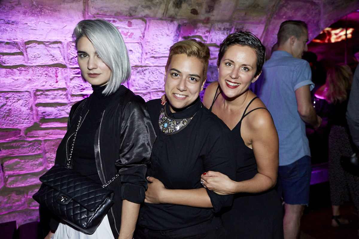 Coeur de pirate lance son nouvel album Roses dans l'étrange bar Félix