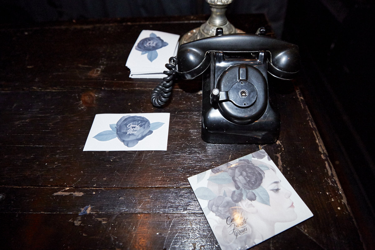 Coeur de pirate lance son nouvel album Roses dans l'étrange bar Félix