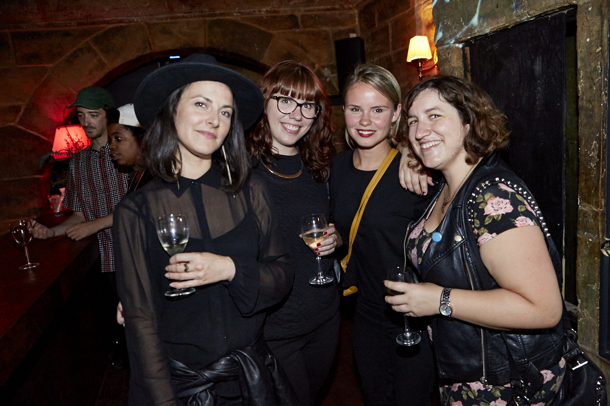 Coeur de pirate lance son nouvel album Roses dans l'étrange bar Félix