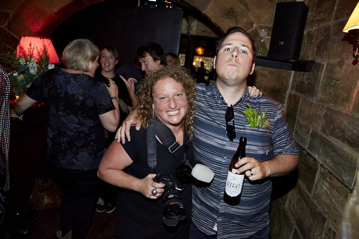Coeur de pirate lance son nouvel album Roses dans l'étrange bar Félix