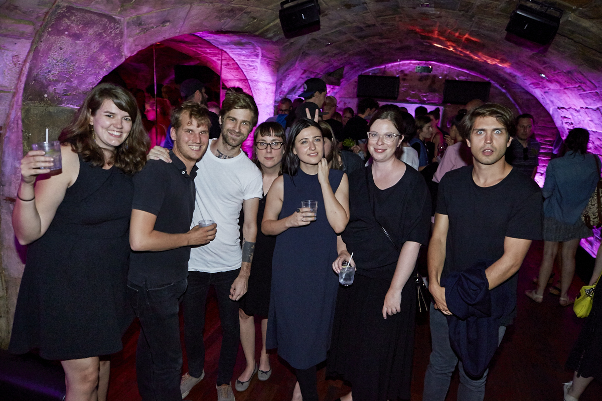 Coeur de pirate lance son nouvel album Roses dans l'étrange bar Félix