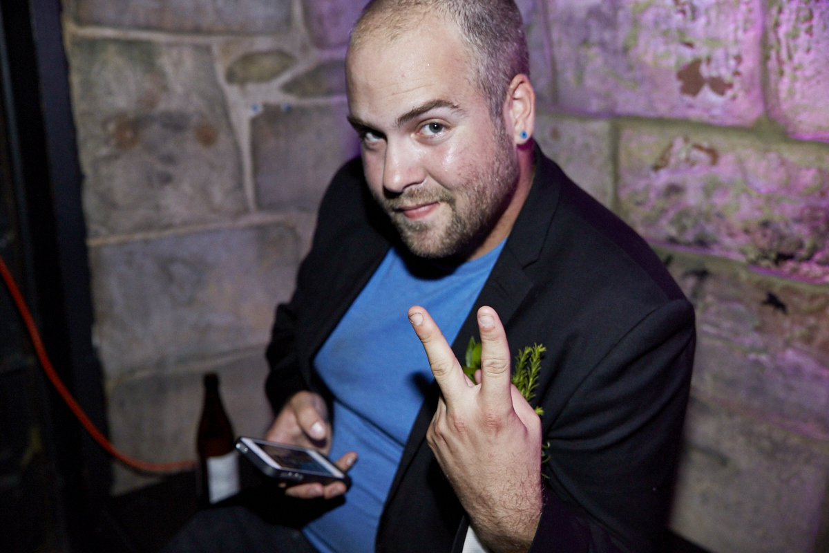 Coeur de pirate lance son nouvel album Roses dans l'étrange bar Félix