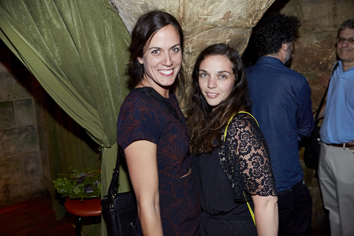 Coeur de pirate lance son nouvel album Roses dans l'étrange bar Félix