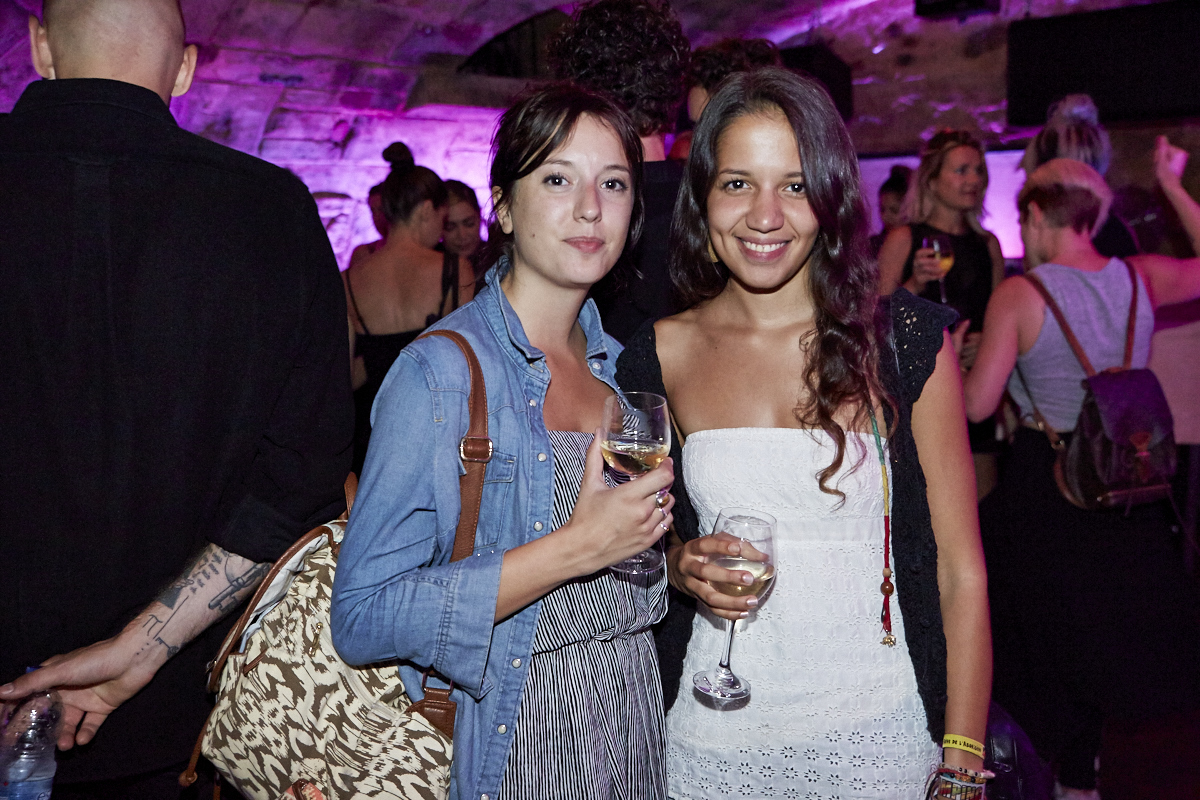 Coeur de pirate lance son nouvel album Roses dans l'étrange bar Félix