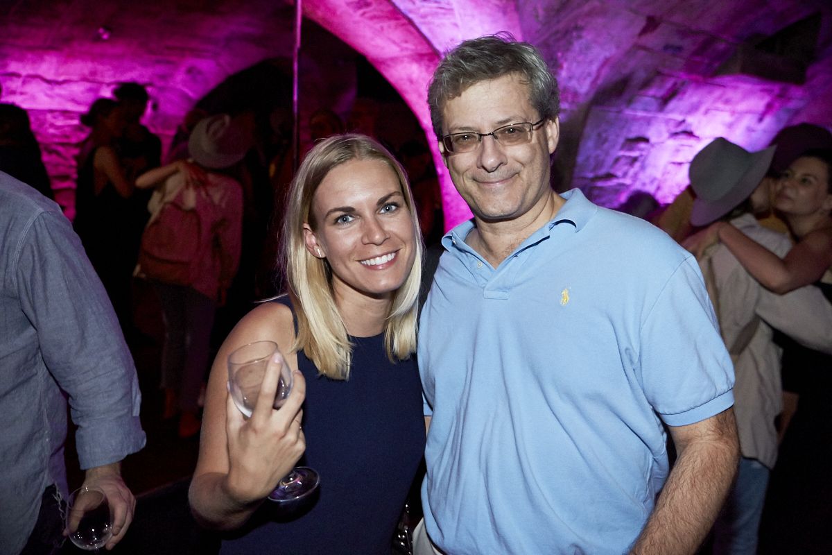 Coeur de pirate lance son nouvel album Roses dans l'étrange bar Félix