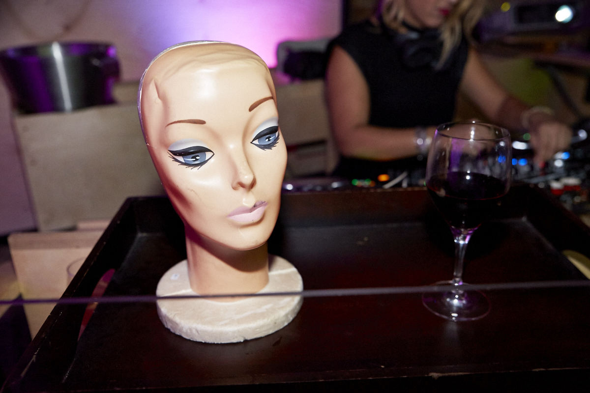 Coeur de pirate lance son nouvel album Roses dans l'étrange bar Félix