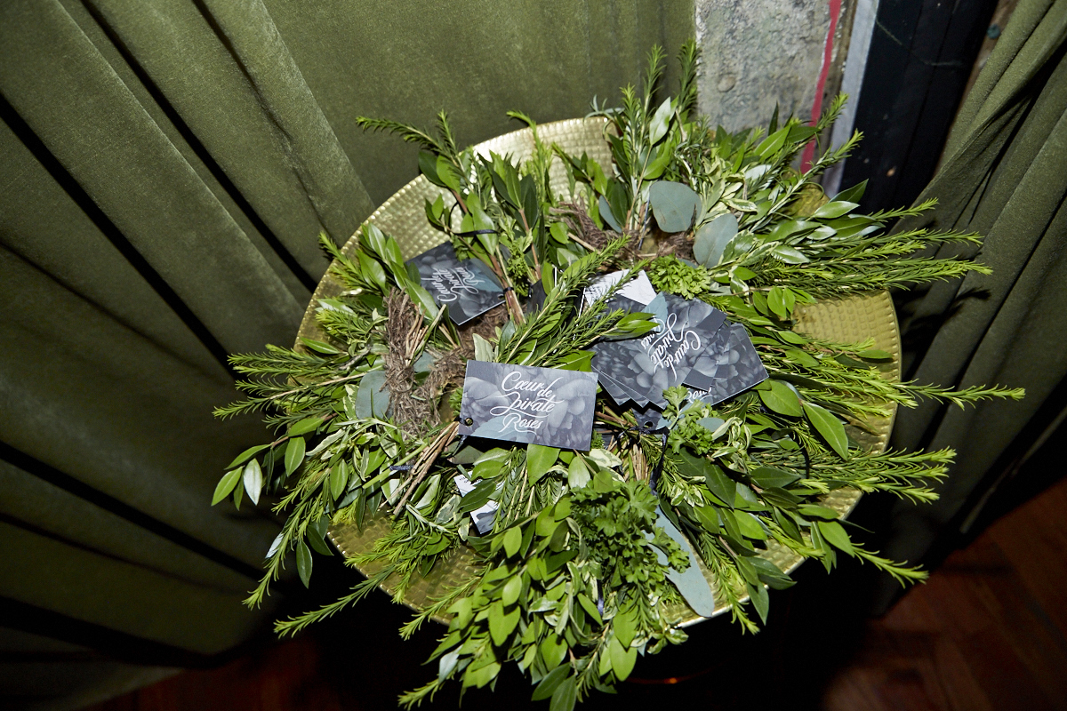 Coeur de pirate lance son nouvel album Roses dans l'étrange bar Félix