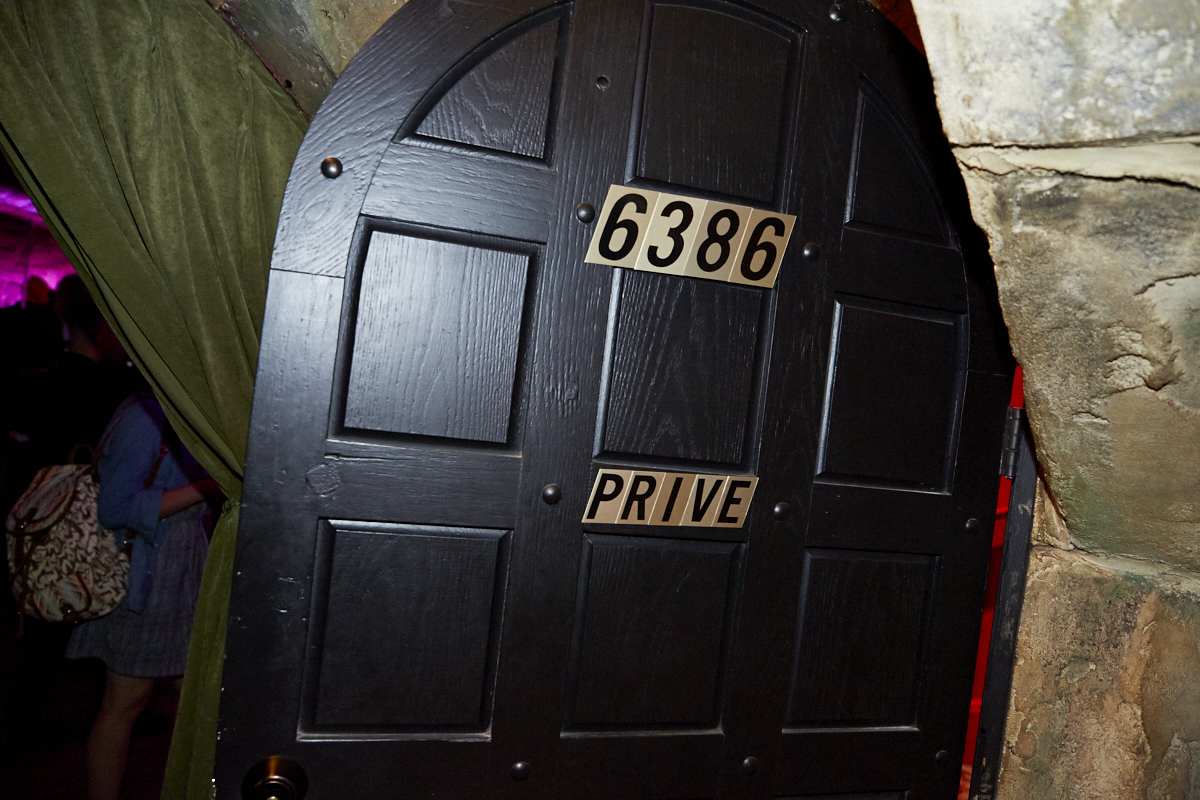 Coeur de pirate lance son nouvel album Roses dans l'étrange bar Félix