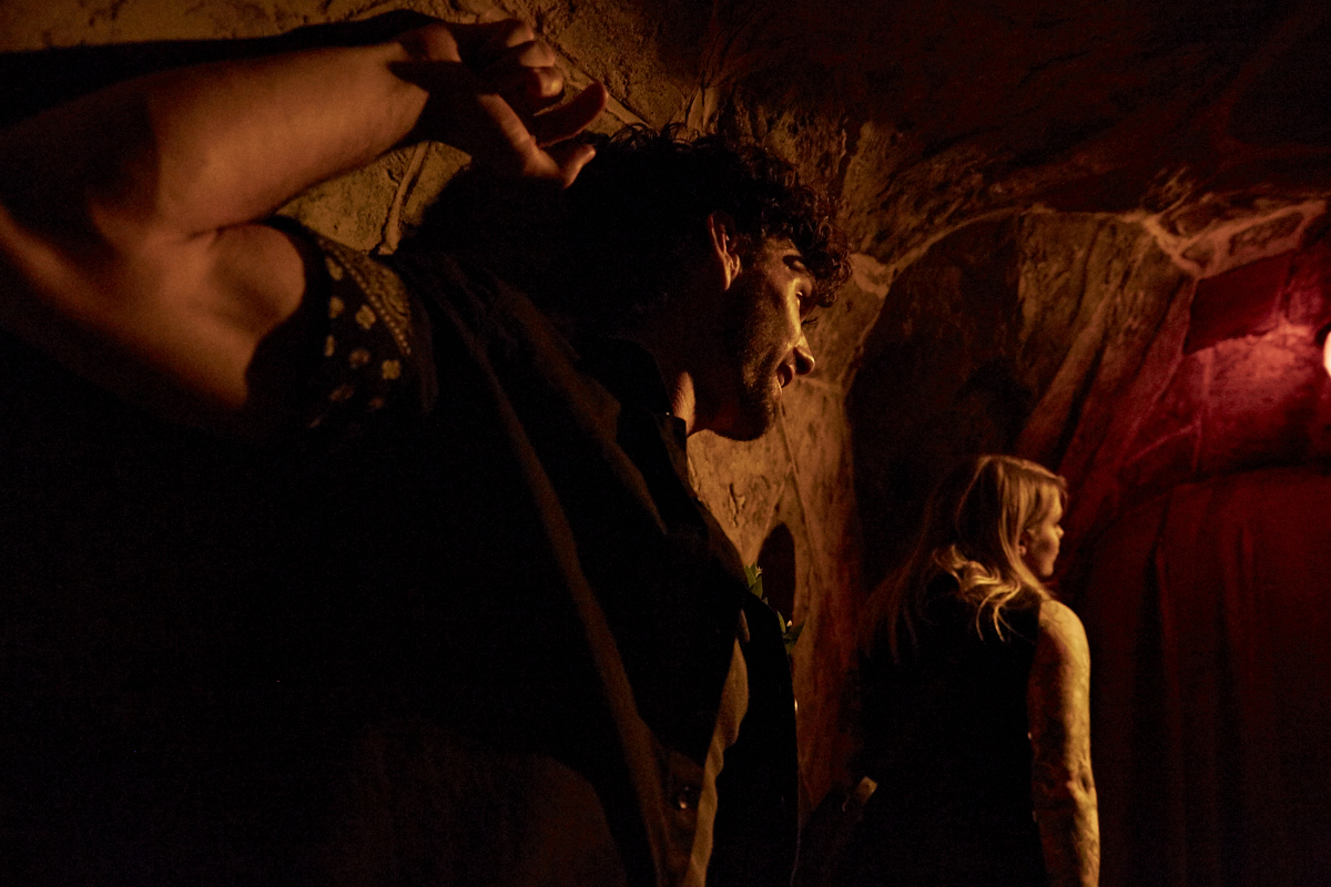 Coeur de pirate lance son nouvel album Roses dans l'étrange bar Félix