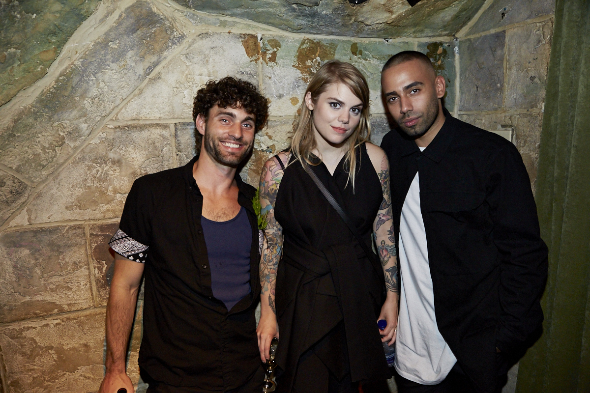 Coeur de pirate lance son nouvel album Roses dans l'étrange bar Félix