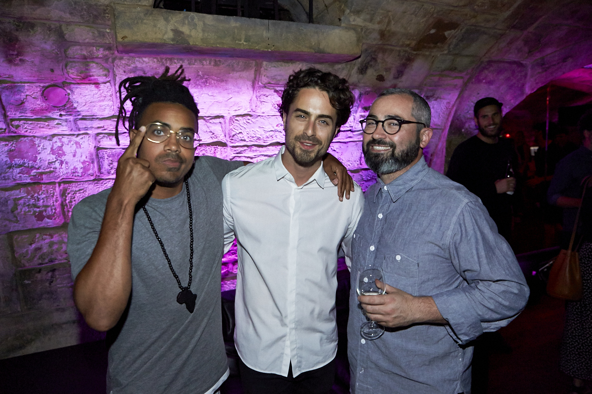 Coeur de pirate lance son nouvel album Roses dans l'étrange bar Félix