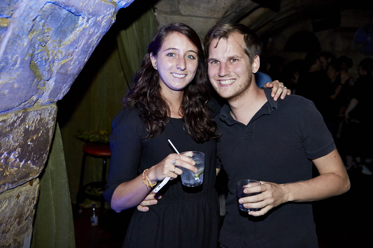 Coeur de pirate lance son nouvel album Roses dans l'étrange bar Félix