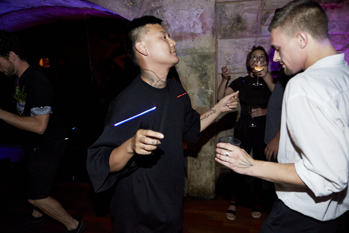 Coeur de pirate lance son nouvel album Roses dans l'étrange bar Félix