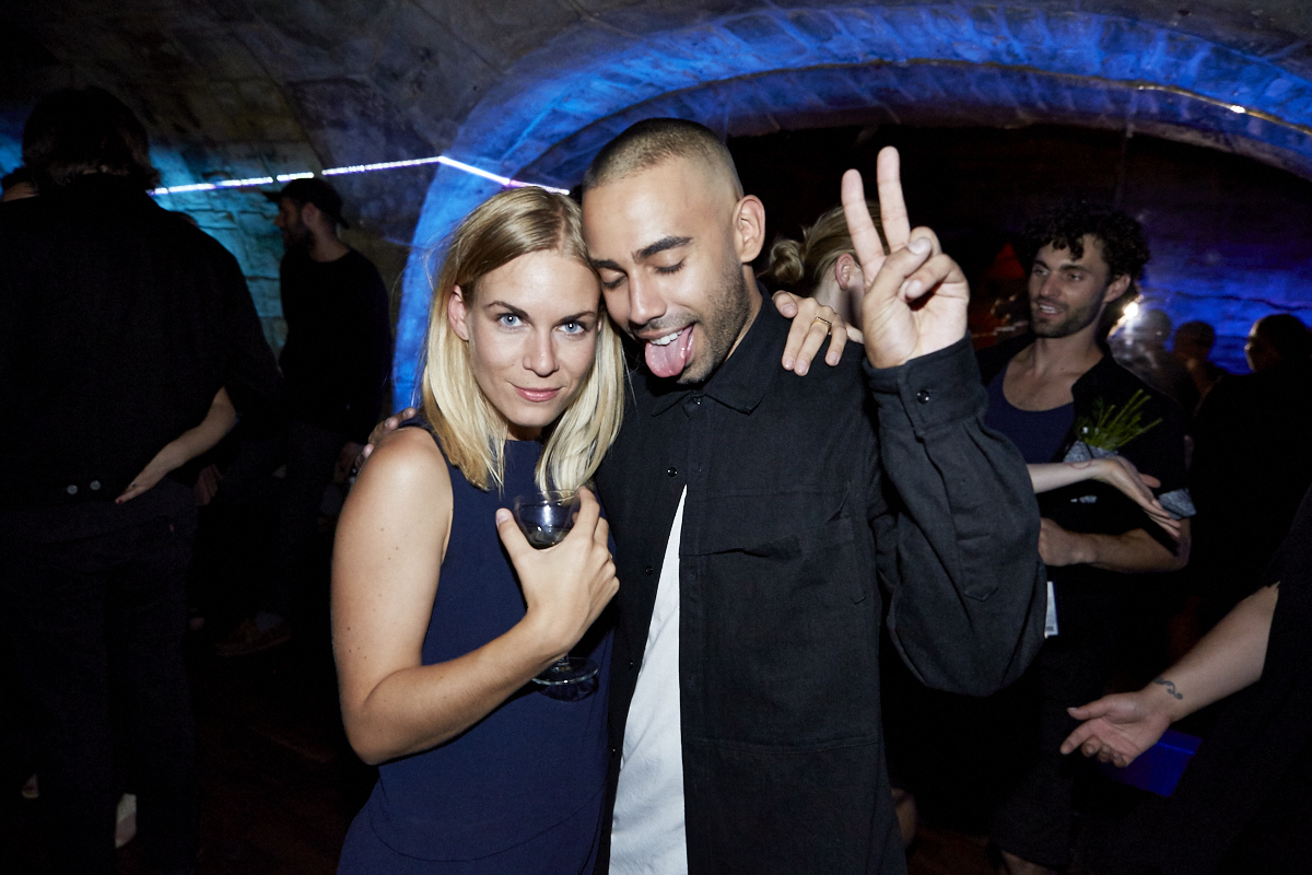 Coeur de pirate lance son nouvel album Roses dans l'étrange bar Félix