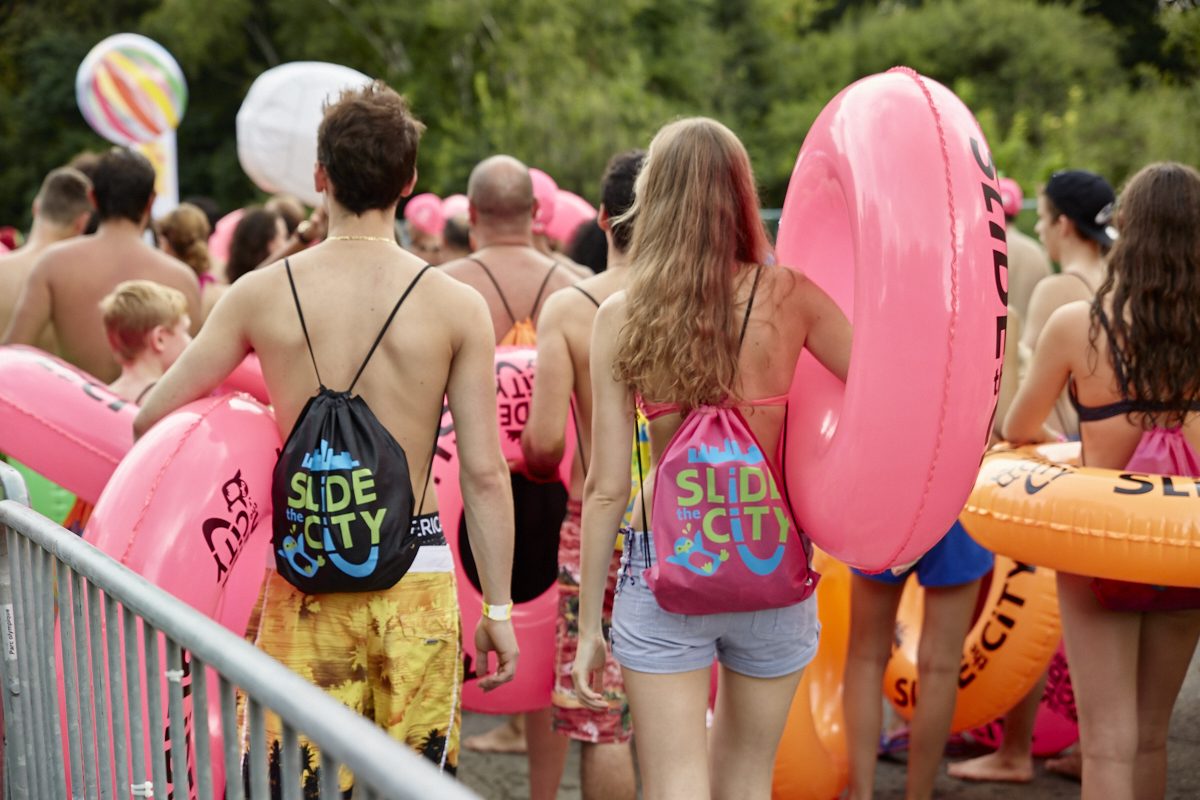 Slide the City fait glisser les Montréalais sur 305 mètres au Stade olympique