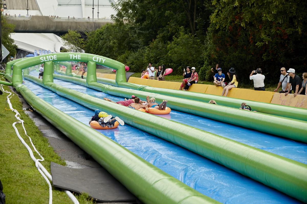 Slide the City fait glisser les Montréalais sur 305 mètres au Stade olympique