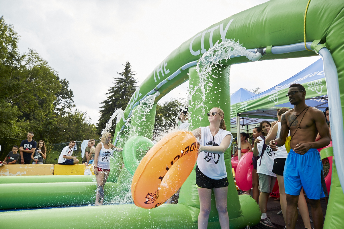 Slide the City fait glisser les Montréalais sur 305 mètres au Stade olympique