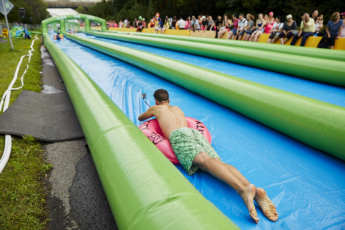 Slide the City fait glisser les Montréalais sur 305 mètres au Stade olympique