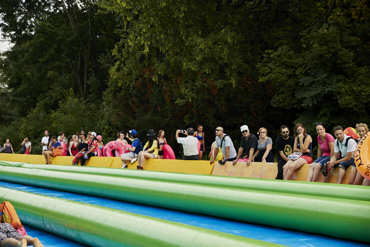 Slide the City fait glisser les Montréalais sur 305 mètres au Stade olympique