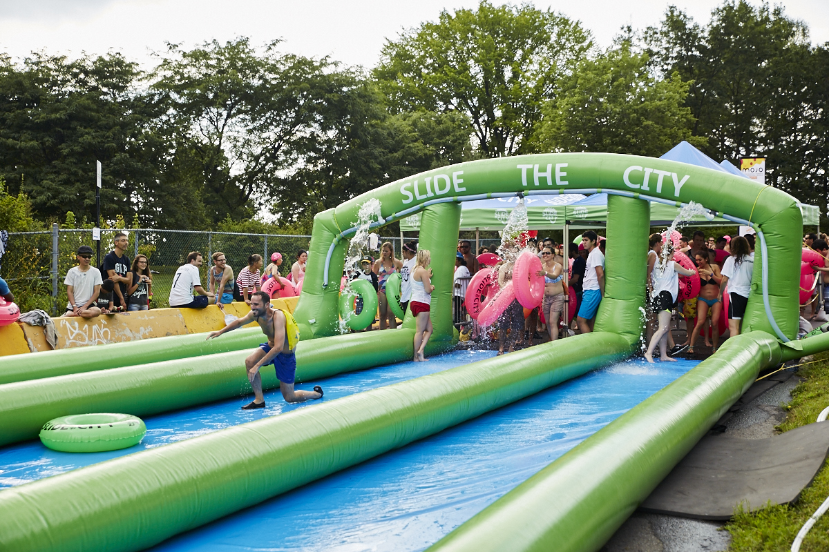 Slide the City fait glisser les Montréalais sur 305 mètres au Stade olympique
