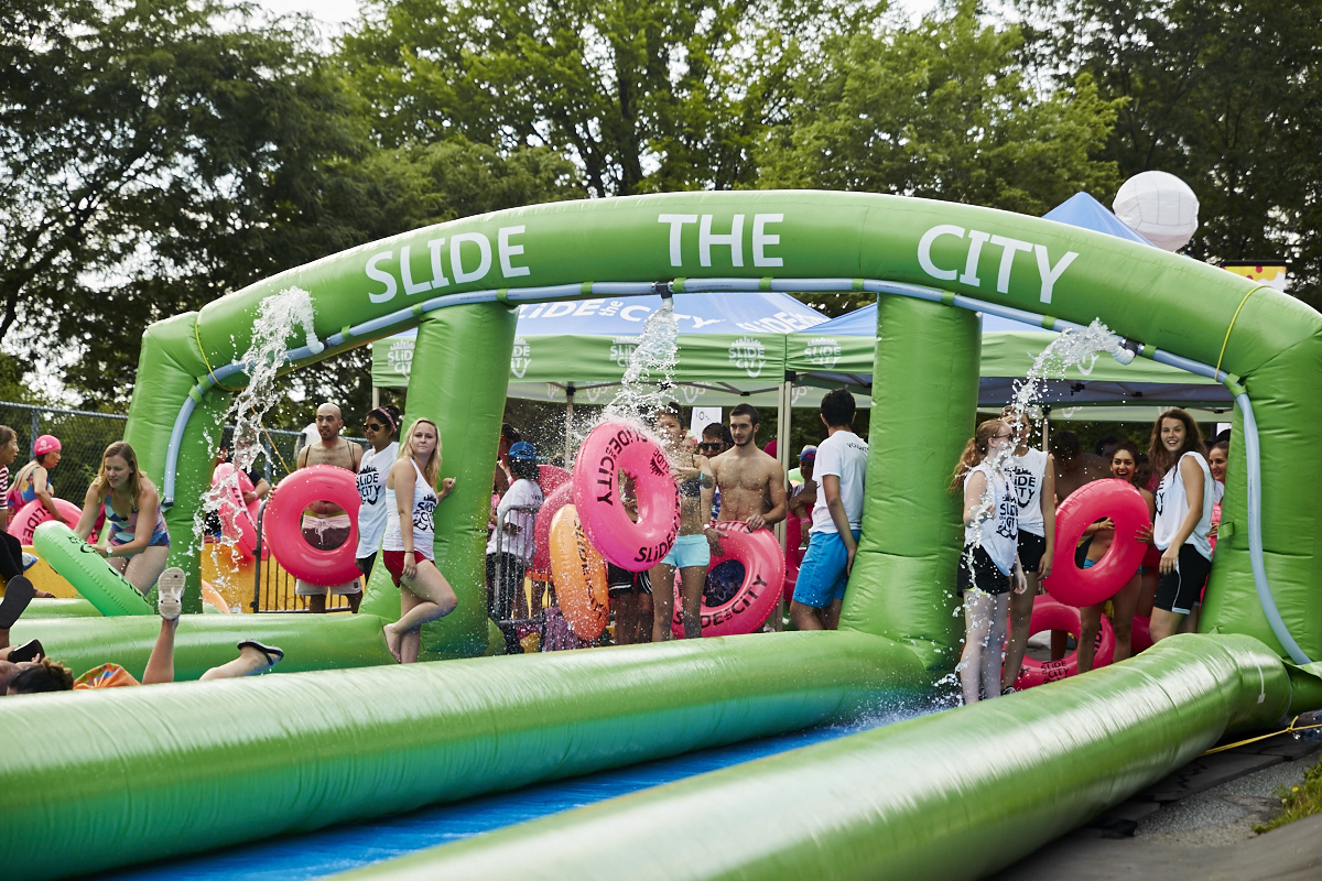 Slide the City fait glisser les Montréalais sur 305 mètres au Stade olympique
