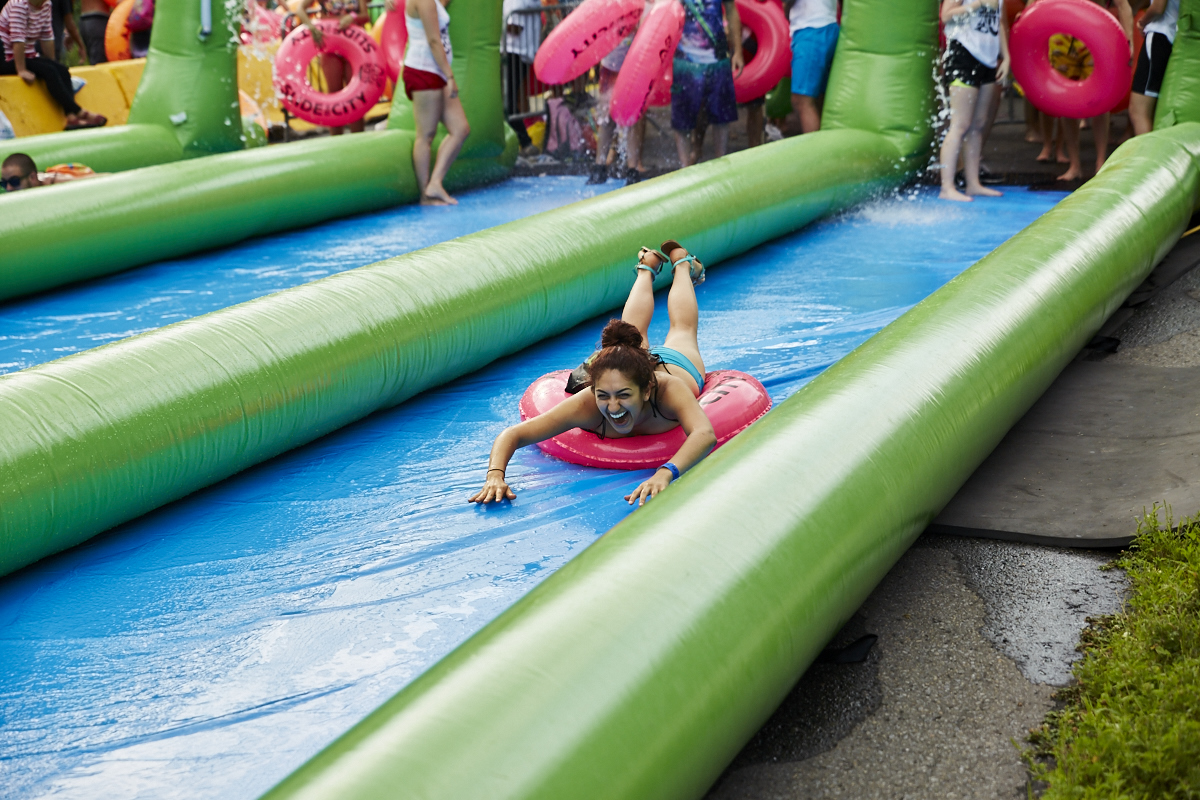 Slide the City fait glisser les Montréalais sur 305 mètres au Stade olympique