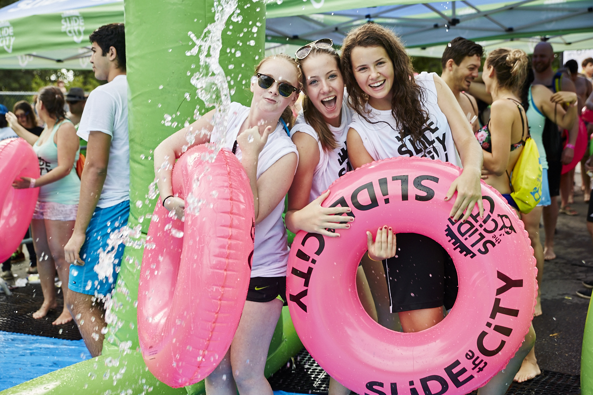 Slide the City fait glisser les Montréalais sur 305 mètres au Stade olympique