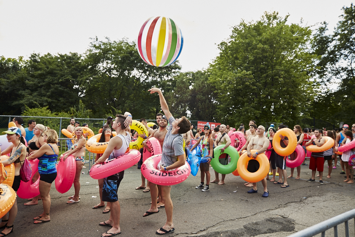 Slide the City fait glisser les Montréalais sur 305 mètres au Stade olympique