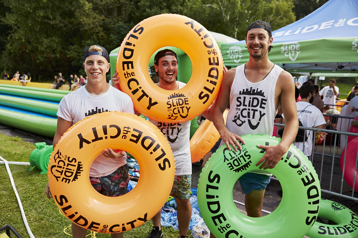 Slide the City fait glisser les Montréalais sur 305 mètres au Stade olympique