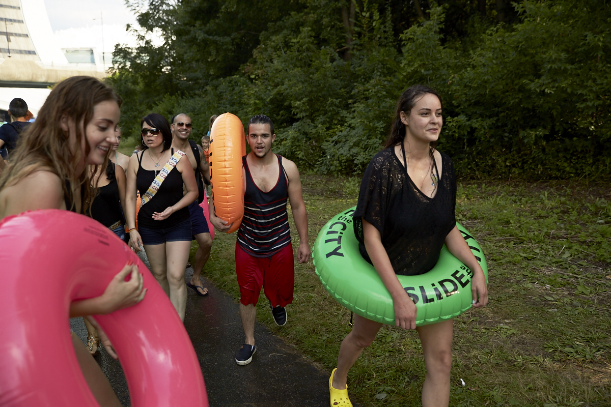 Slide the City fait glisser les Montréalais sur 305 mètres au Stade olympique