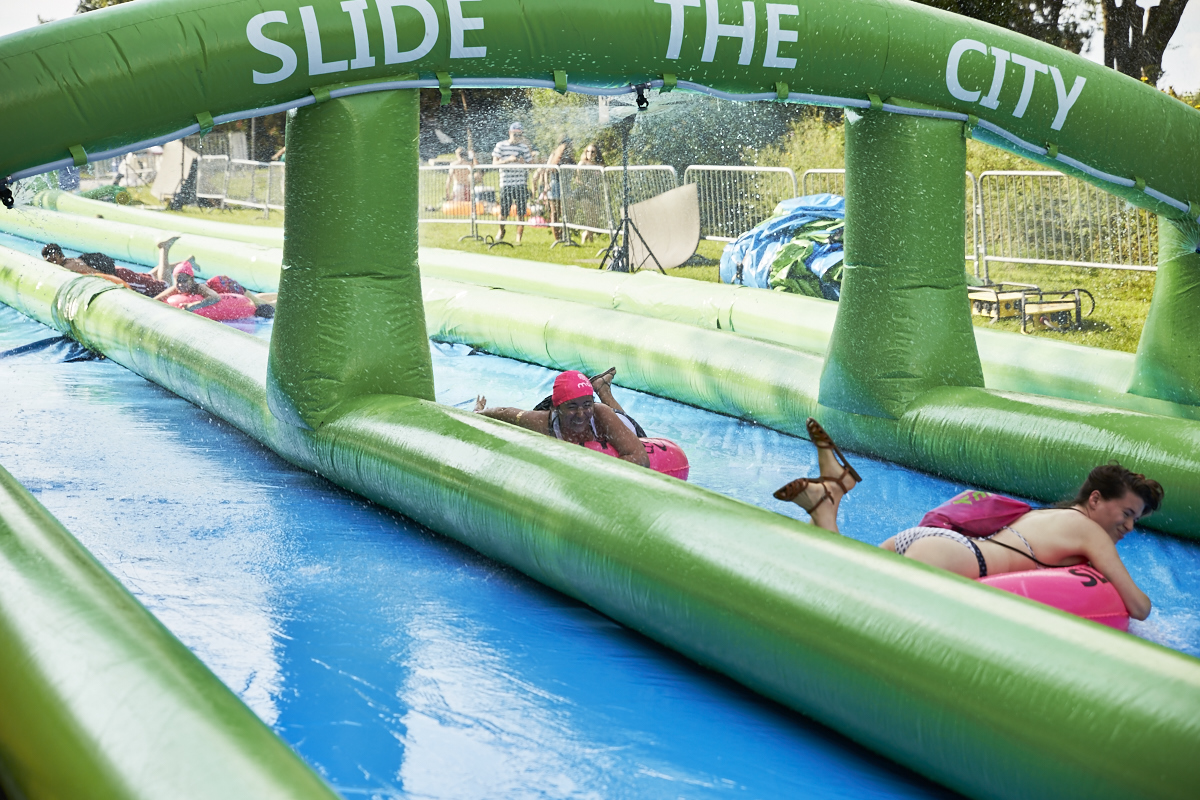 Slide the City fait glisser les Montréalais sur 305 mètres au Stade olympique