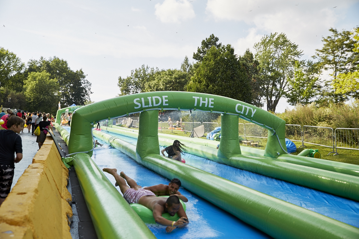 Slide the City fait glisser les Montréalais sur 305 mètres au Stade olympique