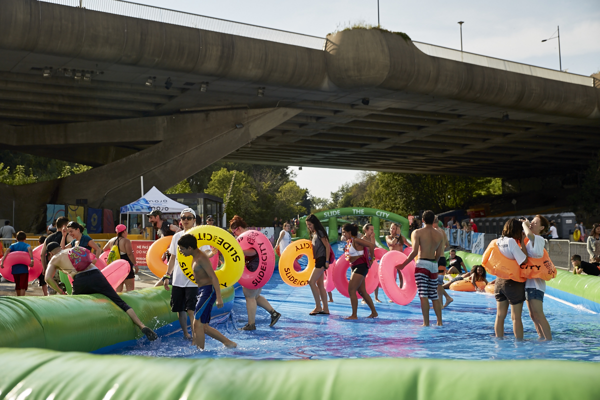 Slide the City fait glisser les Montréalais sur 305 mètres au Stade olympique