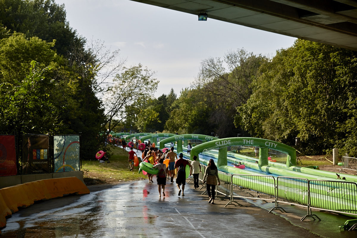 Slide the City fait glisser les Montréalais sur 305 mètres au Stade olympique