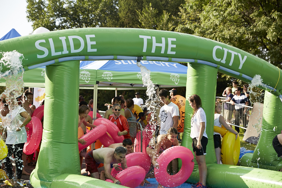 Slide the City fait glisser les Montréalais sur 305 mètres au Stade olympique