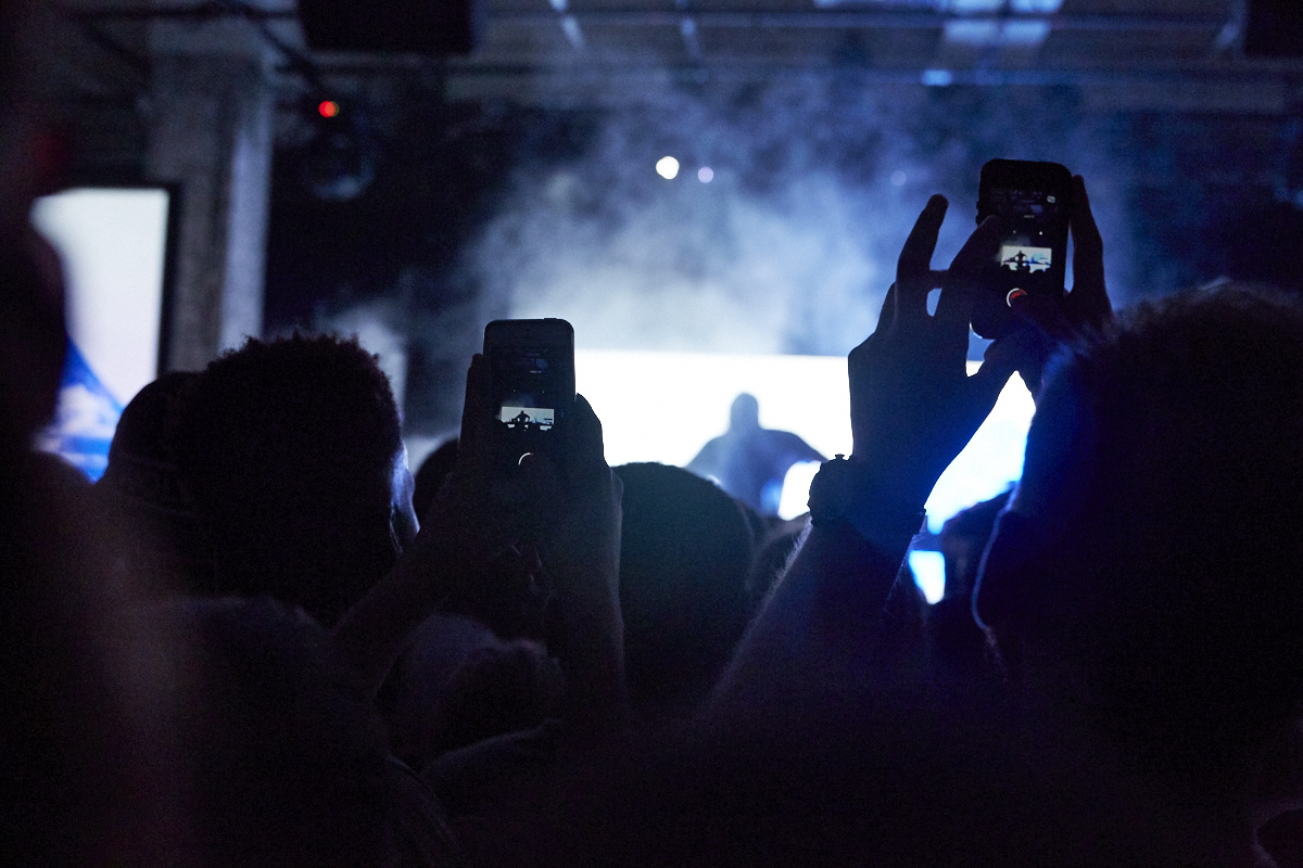 Kaytranada offre une performance vibrante dans une SAT bondée