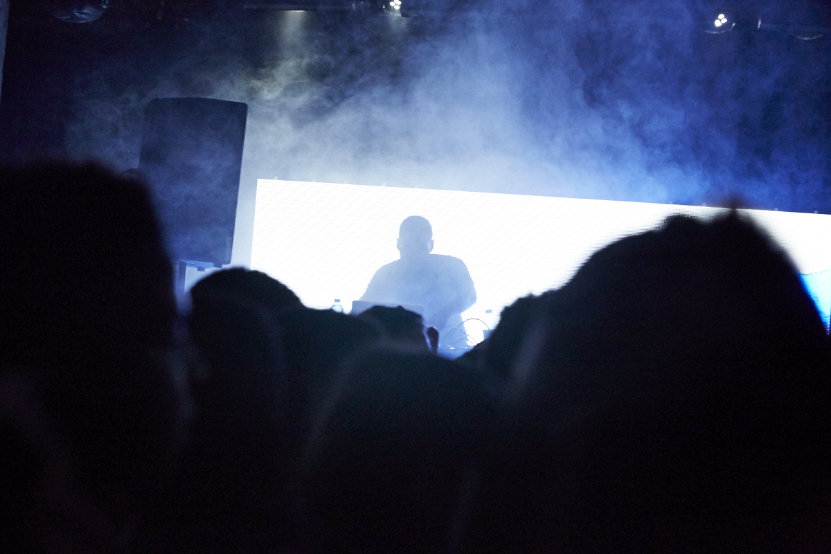 Kaytranada offre une performance vibrante dans une SAT bondée