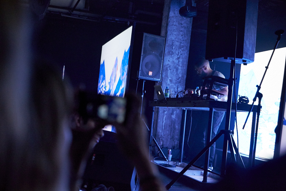 Kaytranada offre une performance vibrante dans une SAT bondée