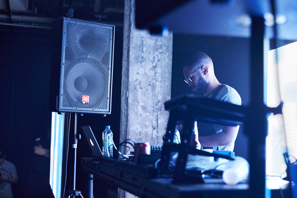 Kaytranada offre une performance vibrante dans une SAT bondée