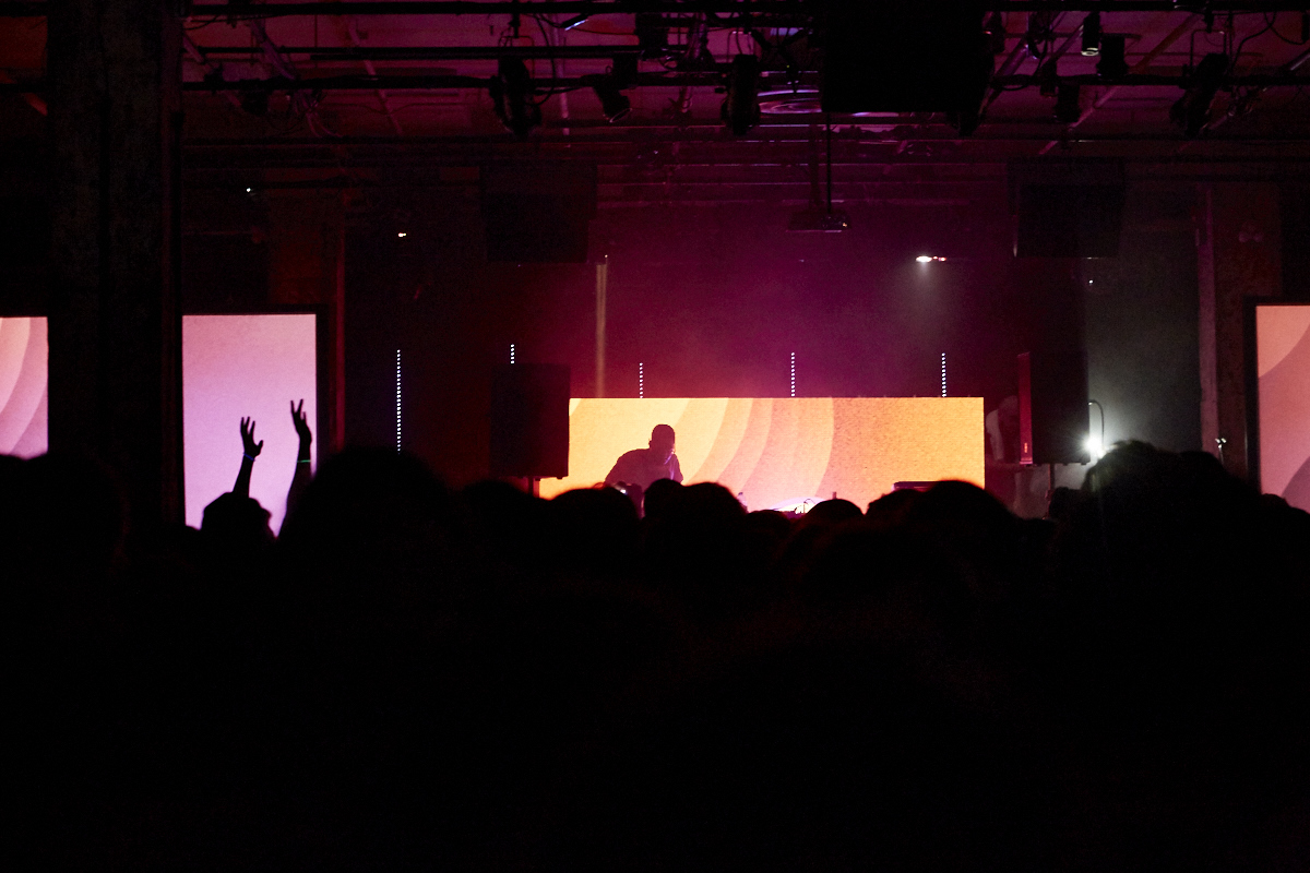 Kaytranada offre une performance vibrante dans une SAT bondée