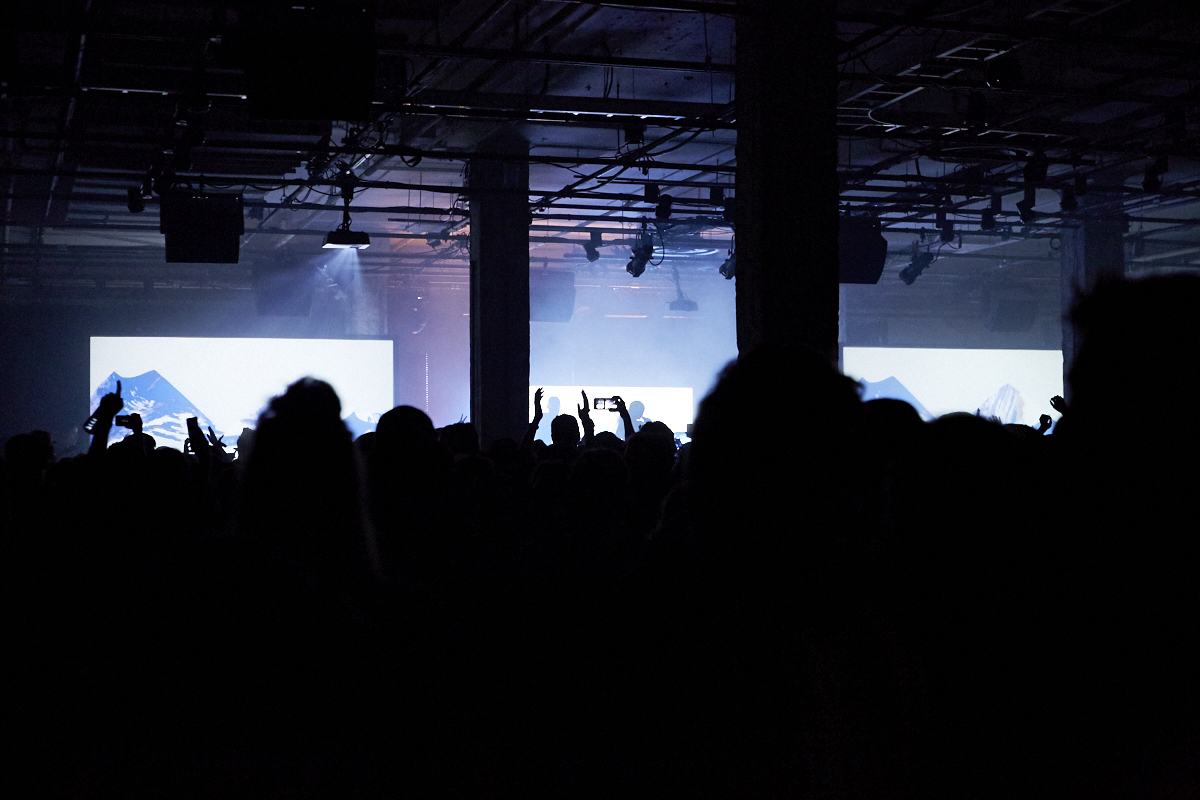 Kaytranada offre une performance vibrante dans une SAT bondée