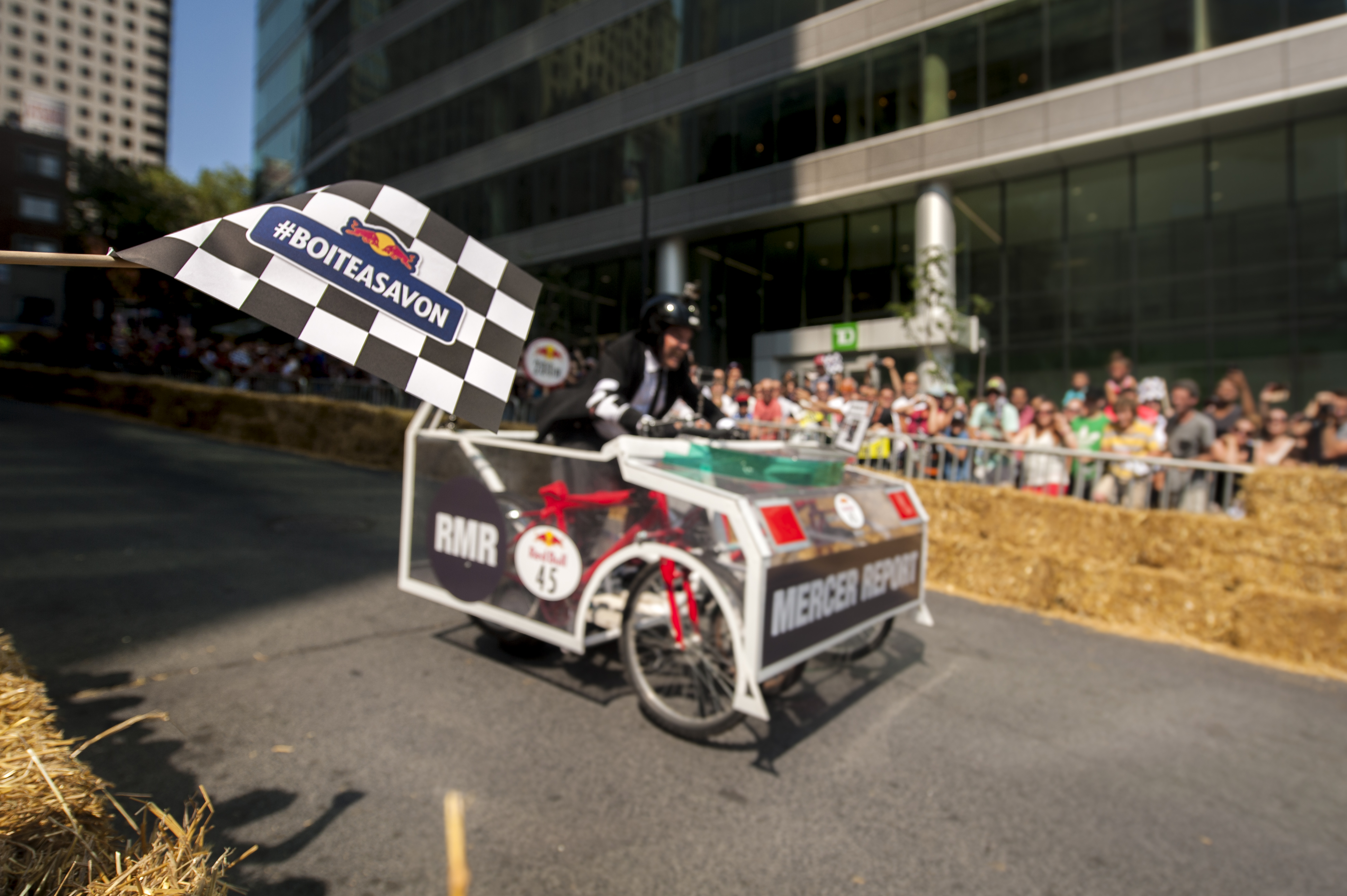 La Course Red Bull Boîte à savon: 42 bolides incroyables devant 25 000 personnes