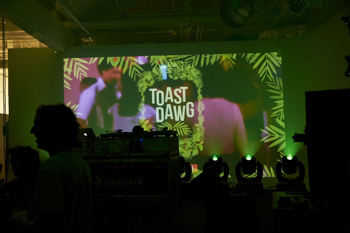 Lancement survolté pour Toast Dawg pis ses homies Dead Obies, Loud Lary Ajust, KenLo et tous les autres