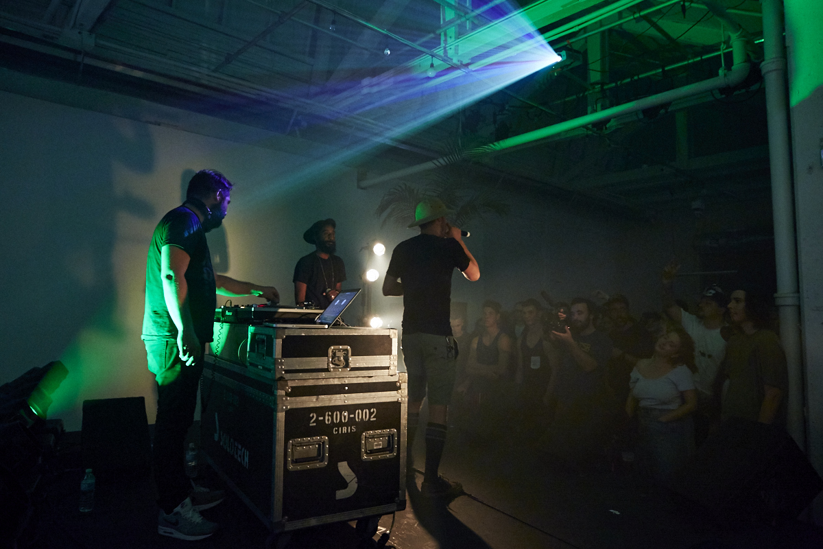 Lancement survolté pour Toast Dawg pis ses homies Dead Obies, Loud Lary Ajust, KenLo et tous les autres