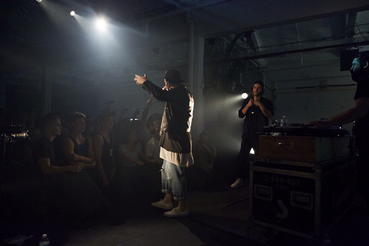 Lancement survolté pour Toast Dawg pis ses homies Dead Obies, Loud Lary Ajust, KenLo et tous les autres