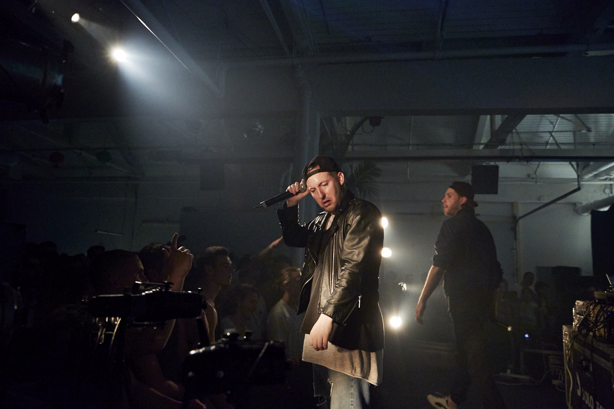 Lancement survolté pour Toast Dawg pis ses homies Dead Obies, Loud Lary Ajust, KenLo et tous les autres