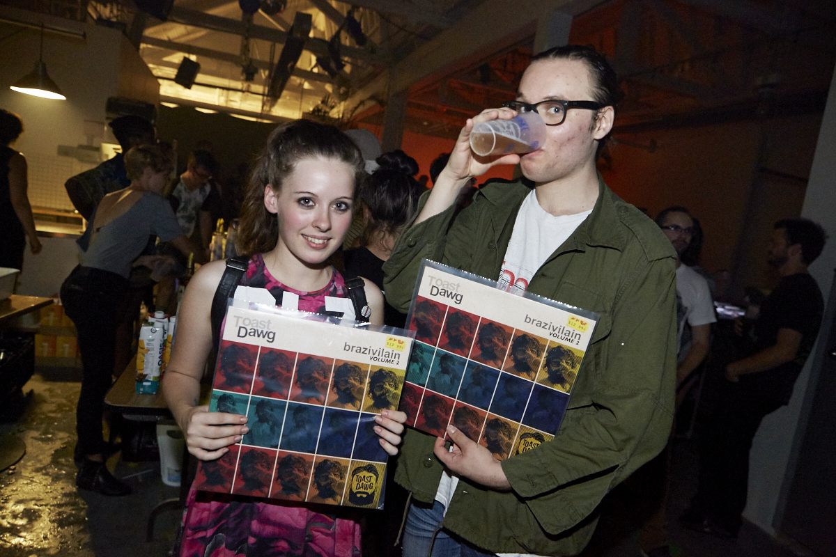 Lancement survolté pour Toast Dawg pis ses homies Dead Obies, Loud Lary Ajust, KenLo et tous les autres